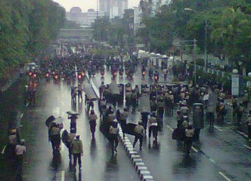 Aksi demonstrasi menolak kenaikan BBM di depan Stasiun Gambir, Jakarta, berakhir ricuh.