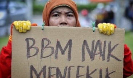 Aksi demonstrasi menolak kenaikan harga bahan bakar minyak (BBM) yang digelar di depan Gedung DPR, Senayan, Jakarta. (ilustrasi)