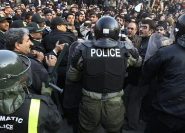 Aksi demontrasi di depan Kedubes Inggris di Teheran, Iran, Selasa (29/11)