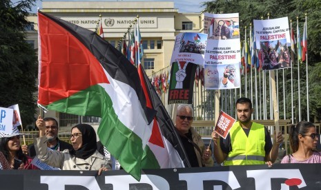 Aksi di des Nations di depan markas besar PBB di Eropa, di Jenewa, Swiss, Sabtu (19/5). Aksi ini untuk menunjukkan solidaritas atas pembunuhan warga Palestina di Gaza dalam konflik Israel-Palestina.