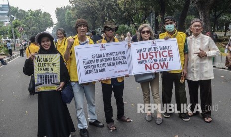 Aksi di Sekitar Gedung MK. Sejumlah massa aksi membentangkan poster di Jalan Merdeka Barat, Jakarta Pusat, Jum’at (14/6). 