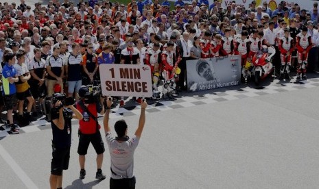 Aksi diam selama satu menit usai kecelakaan yang menimpa pembalap asal Indonesia, Afridza Munandar di sirkui Sepang, Malaysia.