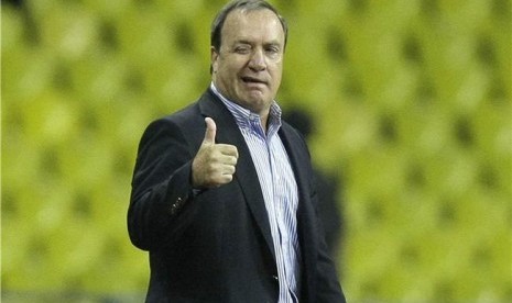 Aksi Dick Advocaat, pelatih timnas Rusia, dalam laga kualifikasi Grup B Piala Eropa 2012 lawan Macedonia di Moskow, Rusia, pada beberapa waktu lalu. 