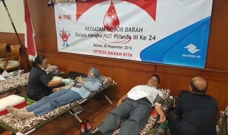 Aksi donor darah memeringati HUT Pelindo III.