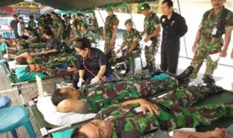 Aksi donor darah para prajurit TNI.