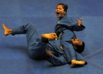 Aksi dua atlet vovinam Indonesia Anak Agung Eni Khusmayanti dan I Ketut Sulendra saat tampil pada kategori 