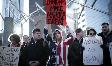 Aksi ekspatriat memprotes kebijakan presiden Trump atas larangan sementara terhadap tujuh negara mayoritas Muslim ke AS.