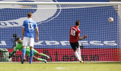 Aksi Fernandes menendang penalti saat MU mengatasi Brighton.