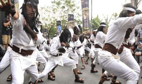 Aksi Flash mob kala Car Free Day yang berpakaian ala Wiro Sableng, Jakarta, Ahad (26/8)