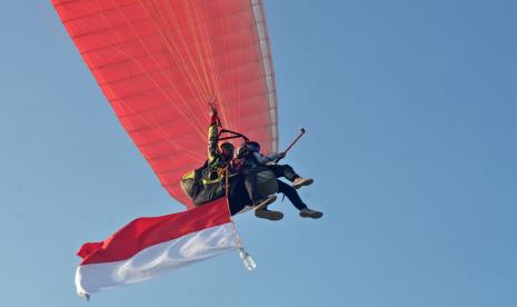 Aksi fly pass sambal mengibarkan bendera Merah Putih para atlit dan komunitas paralayang, di bukit Penawangan, Desa Penawangan, Kecamatan pringapus, Kabupaten Semarang, Selasa (17/8). Aksi ini dilekukan dalam raya menyemarakkan peringatan HUT Kemerdekaan RI ke-76.