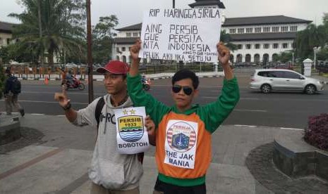 Aksi free hug dari Eko, sebagai dukungan damai antar supporter di Gedung Sate, Kota Bandung, Rabu (26/9).