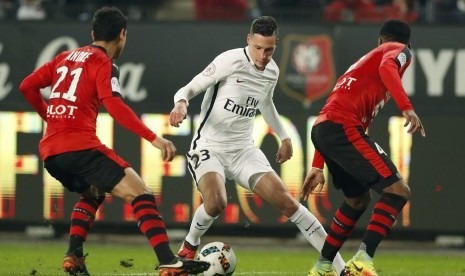 Aksi gelandang anyar Paris Saint-Germain (PSG), Julian Draxler (tengah) pada laga Ligue 1 lawan Stade Rennais di stadion Rennais, Sabtu (14/1). PSG menang 1-0 pada laga ini.