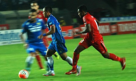 Aksi gelandang Persib Bandung, Atep (tengah) pada laga ISC 2016 lawan Semen Padang di stadion Jalak Harupat, Bandung, Sabtu (19/11). Laga berakhir 1-0 untuk kemenangan Persib.