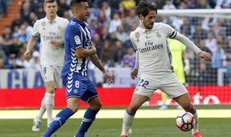 Aksi gelandang Real Madrid, Isco (kanan) pada laga La Liga lawan Deportivo Alaves di Santiago Bernabeu, Ahad (2/4). Madrid menang 3-0.