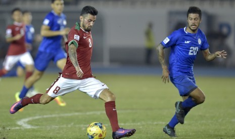 Aksi gelandang timnas Indonesia, Stefano Lilypaly pada laga Piala AFF 2016 melawan Filipina, di stadion Philippine Sport, Selasa (22/11). Lilipaly mendapat cedera pascalaga itu.