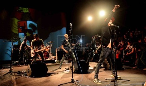 Aksi grup musik Slank saat launching album terbaru  