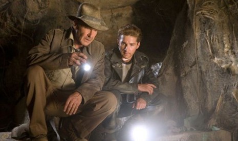 Aksi Harrison Ford dalam film Indiana Jones. 