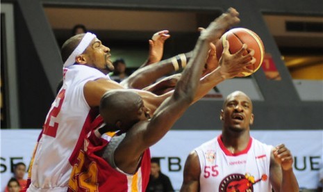 Aksi Indonesia Warriors (putih) dalam sebuah laga Asean Basketball League di The Mahaka Square, Kelapa Gading, Jakarta. 