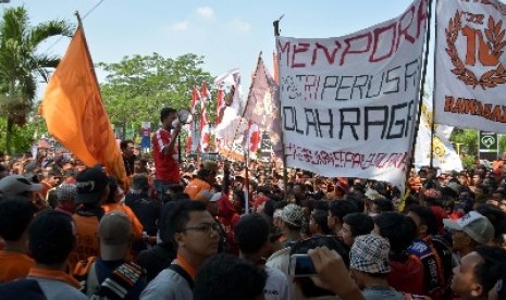 Aksi Jakmania di depan kantor Kemepora, Jakarta, Selasa (11/8).