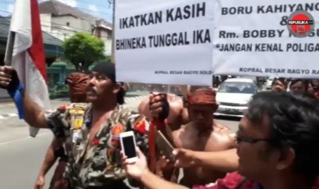 Aksi Jalan Kaki Kopral Subagiyo Sambut Pernikahan Kahiyang di Solo, Jawa Tengah