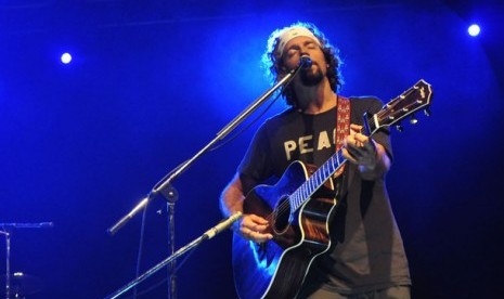 AKSI JASON MRAZ. Penyanyi pop asal Amerika Jason Mraz yang dimotori oleh 3 Ocean Live menggelar konser 