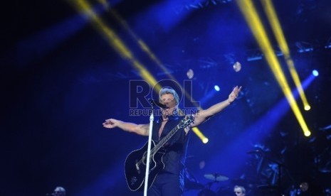 Aksi Jon Bon Jovi dalam konser di Stadion Gelora Bung Karno, Senayan, Jakarta, Jumat (11/9).