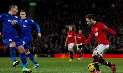 Aksi Juan Mata dalam debutnya untuk MU melawan Cardiff City, Selasa (28/1)