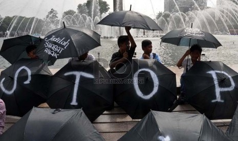   Aksi kampanye menentang kejahatan seksual terhadap perempuan dan anak di Bundaran HI, Jakarta, Selasa (29/1).   (Republika/ Tahta Aidilla)