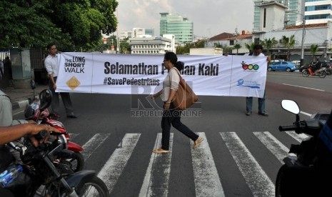  Aksi kampanye peduli pejalan kaki di kawasan Lampu Merah Tugu Tani, Jakarta Pusat, Senin (6/5).  (Republika/Prayogi)