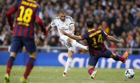 Aksi Karim Benzema dalam laga El Clasico.