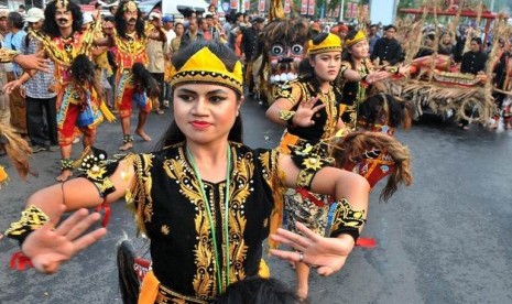 Aksi kelompok kesenian perwakilan dari Kabupaten Magelang pada Parade Seni dan Budaya untuk memperingati HUT Ke-61 Provinsi Jawa Tengah, di Semarang, Sabtu (23/7). Parade yang diikuti sebanyak 35 tim kesenian dari kabupaten/kota se-Jateng itu akan mempereb