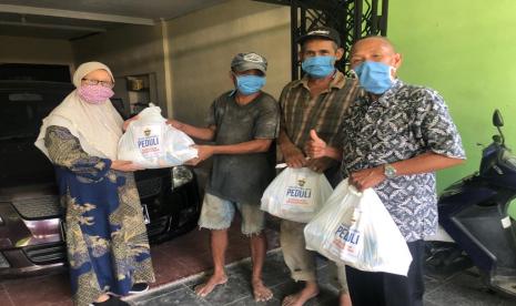 Aksi kemanusiaan pemberian bantuan kebutuhan pokok melibatkan hampir seluruh dosen Fakultas Farmasi Unhas, di Makassar, Selasa (7/4)