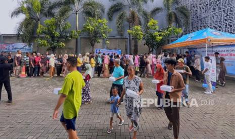 Aksi kemanusiaan yang dilakukan oleh Universitas Bina Sarana Informatika (UBSI) Kampus Jatiwaringin dengan berbagi nasi boks..