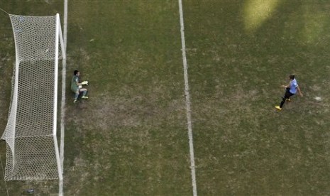 Aksi kiper Italia Gianluigi Buffon saat menggagalkan penalti bek Uruguay Martin Caceres di Piala Konfederasi 2013.