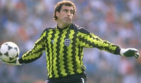 Aksi kiper Peter Shilton saat Inggris dan Belanda bertemu di babak penyisihan grup Piala Eropa 1988.