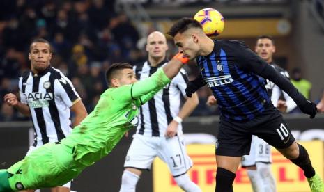 Aksi kiper Udinese Juan Musso (kedua kiri) saat melawan Inter Milan.