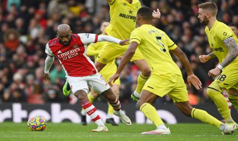 Aksi Alexandre Lacazette saat laga Arsenal vs Wolves di Emirates Stadium, Jumat (25/2/2022) dini hari WIB. Arsenal menang 2-1 di laga itu.