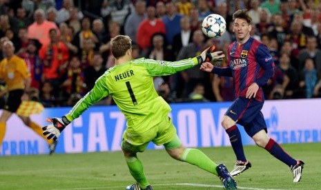 Aksi Lionel Messi dan penjaga gawang Bayern Muenchen Manuel Neuer pada laga semifinal leg pertama Liga Champions di Camp Nou, Kamis (7/5) dini hari WIB. 