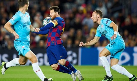 Aksi Lionel Messi saat laga Barcelona versus Slavia Praha, di Camp Nou, Rabu (6/11) dini hari WIB.