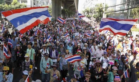   Aksi 'long march' para pengunjuk rasa anti pemerintah di pusat kota Bangkok (15/1).    (Reuters/Chaiwat Subprasom)