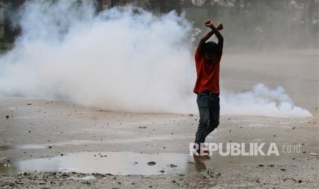  Aksi Mahasiswa Berakhir Bentrok. Mahasiswa bertahan di antara kepulan asap gas air mata yang dilontarkan oleh aparat kepolisian Polda Sultra yang melakukan pengamanan di depan pintu gerbang kantor Gubernur Sulawesi Tenggara saat aksi unjuk rasa meminta Pemerintah Provinsi Sulawesi Tenggara mencabut semua IUP Pertambangan di Konawe Kepulauan, Kendari, Sulawesi Tenggara, Senin (11/3/2019).