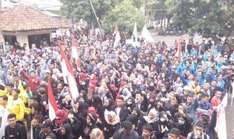 Aksi mahasiswa di depan gedung DPRD Kota Tasikmalaya, Selasa (24/9). 