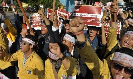 Aksi mahasiswa memepringati Sumpah Pemuda di Denpasar, Rabu (28/10).