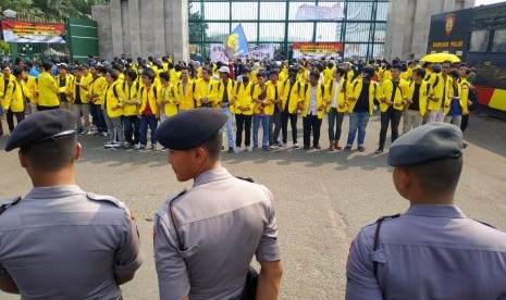 Aksi mahasiswa menolak RUU KPK dan RKUHP di depan Gedung Parlemen RI di Jakarta, Senin (23/9). 