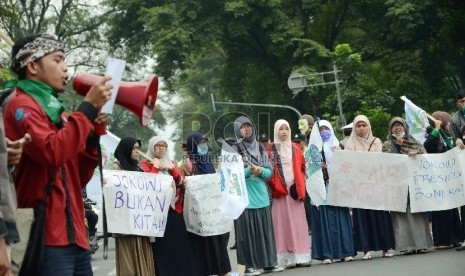 Aksi Mahasiswa: Puluhan mahasiswa dari Kesatuan Aksi Mahasiswa Muslim Indonesia (KAMMI) menggelar aksi mengkritisi lima bulan pemerintahan Jokowi, di depan Gedung Sate, Kota Bandung, Kamis (26/3).