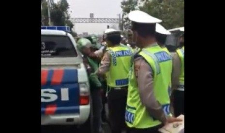 Aksi main pukul oknum Polisi pada pengendara Gojek