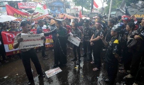 Aksi massa dukung Budi Gunawan di PN Jaksel, Senin (9/2).