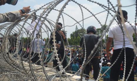 Aksi massa mahasiswa dan buruh menolak UU Cipta Kerja diwarnai aksi lempar batu ke petugas di DPRD Lampung, Rabu (7/10).