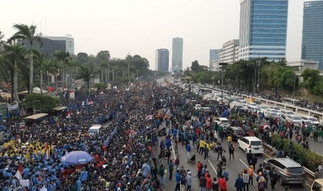 Aksi massa mahasiswa di depan gedung DPR/MPR, Jakarta, Selasa (24/9).