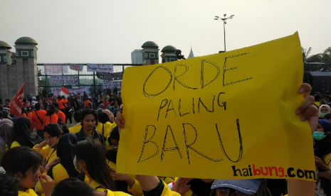 Aksi massa mahasiswa menolak RKUHP di depan Gedung Parlemen RI di Jakarta, Senin (23/9).